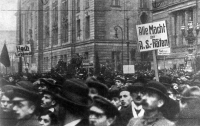 Bild: Berlin, Dezember 1918. Vor dem Reichskongress der Arbeiter- und Soldatenräte