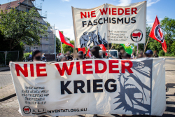 27.06.2020 Transparente "Nie wieder Faschismus, nie wieder Krieg" bei Antifa Demo in Einbeck