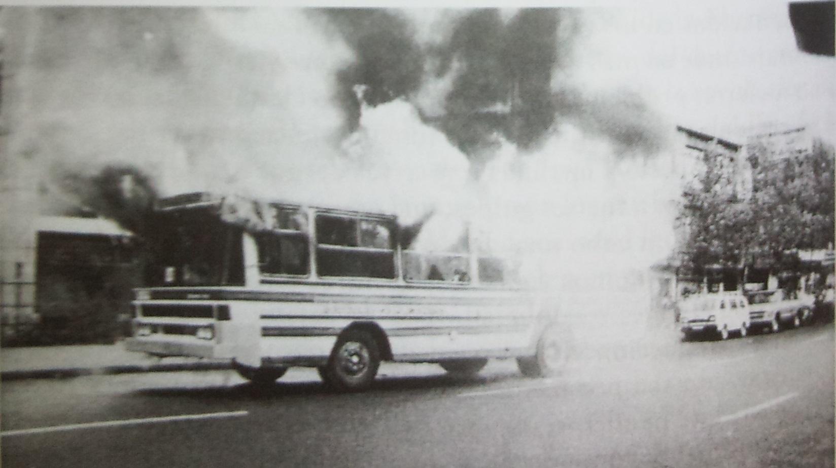 Atentado contra microbús en Santiago, década de 1980, archivo fotográfico Fortín Mapocho