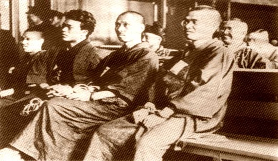 De izquierda a derecha el segundo es Daijirō Furuta y el cuarto es Wada Kyûtarô. Los demás compañeros son miembros de Girochin Sha, pero se desconoce su identidad.