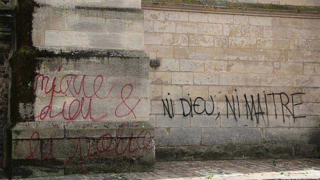 tags-sur-la-cathedrale-du-mans_2