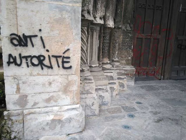 tags-sur-la-cathedrale-du-mans_3-e1466260570652