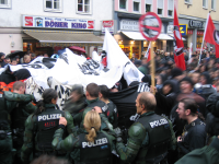 Antifablock will die Polizeikette durchbrechen