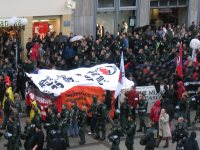 4x10-Meter-Transpi auf Antifa-Block