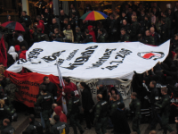 4x10-Meter-Transpi auf Antifa-Block