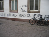 Gesprühte Demoankündigung zwischen Williplatz und Roter Str., Göttingen, Oktober 2007