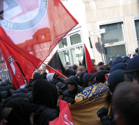 Gerangel mit der Polizei am Anfang der Roten Strasse