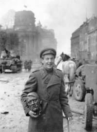 Bild: Der Dichter Jewgeni Dolmatowski mit Trophäe am 2. Mai 1945 in Berlin.