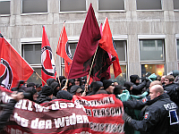 Demo versucht sich vom Markt durch die Rote Str. zu kämpfen