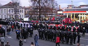BFE greift an Connys Todesstelle die Gedenkdemo an. Göttingen, 19.11.2009