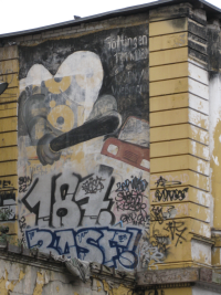 Verwittert und überschrieben: 20 Jahre altes Wandgemälde an der Roten Flora in Hamburg