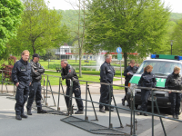 Bullen riegeln das eigentliche NPD-Parteitagsziel, das Kurhaus, ab