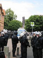 Nazis mit Banner und Hubwagen, Bad Nenndorf 14.08.2010