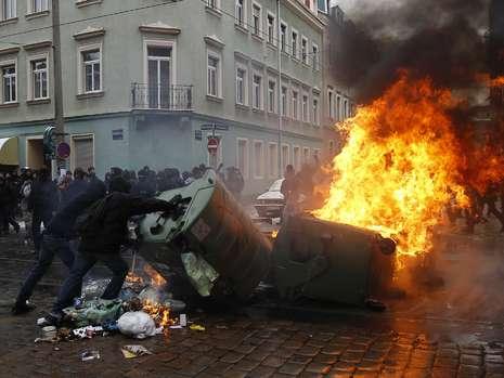 Brennende Barrikaden gegen Nazis, Dresden 13.2.2010