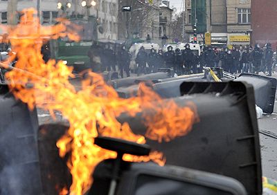 Dresden, 13.2.2010: Brennende Barris gegen Naziaufmarsch