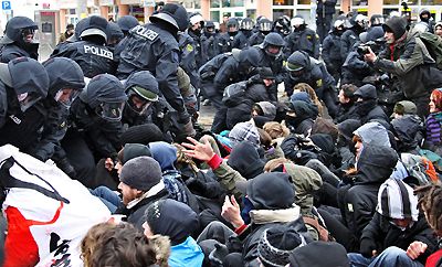 Dresden, 13.2.2010: Menschenblockade auf der geplanten Naziroute