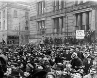 Berlin, 16.12.1918: Menschenmenge vor dem Rätekongress