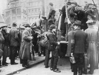 Dortmund, März 1920: Rote Ruhrarmee verlädt Gewehre