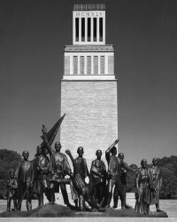 Figurengruppe und Glockentturm auf dem Ettersberg/Buchenwald