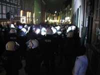 Bullen vor linken Häusern in Roter Straße, 30.1.2010