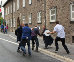 Agit-Prop:Burschis werden mit Musikinstrumenten verprügelt