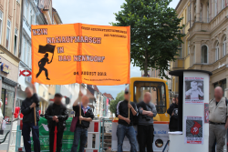 Historische Litfaßsäule und aktuelles Bad-Nenndorf-Transpi