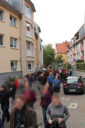 TeilnehmerInnen des Rundgangs in der Petrosilienstraße