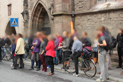 TeilnehmerInnen des Rundgangs an der Marienkirche