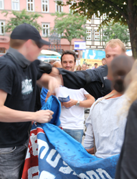 Bullen schubsen Antifas vom AfD-Stand weg