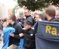 Bullen schieben Antifas von AfD-Stand weg