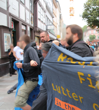 Bullen schieben Antifas von AfD-Stand weg