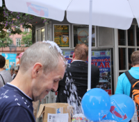 Geschredderte Afd-Flyer vom letzten Mal werden auf AfDler geschuettet