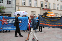 AfD-Stand wird von Bullen gschuetzt und AntifaschistInnen belagert