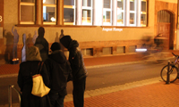 Silhouetten, vor der heutigen Stadtbibliotek, 15.11.2013