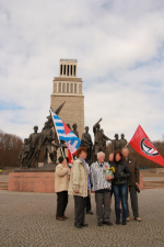 Vor dem Mahnmal