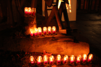 Auf den Kerzen steht: Wut, Trauer, Widerstand