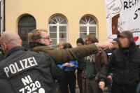 Burschi beleidigt die Demo und kriegt in die Fresse