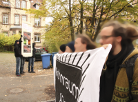 Die Tür wartet auf ihren Eintritt in die Demo