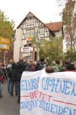 Die Tür wird den Balkon hochgezogen und wartet auf ihr Schicksal...