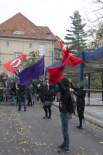 wehende Antifa Fahnen auf Kundgebungsplatz der Nazis