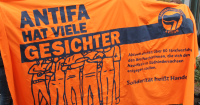Göttingen, Amtsgericht, 10.11.2016. Banner: Antifa hat viele Gesichter!
