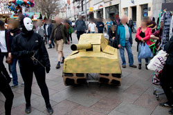 Bei einer Kunstaktion symbolisiert ein Panzer die Waffenexporte und imperialistischen Kriege