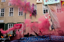 Demo zieht mit Pyrotechnik durch die Rote Straße