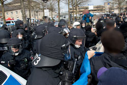 AntifaschistInnen drängen gegen die Polizei um die Anreise des Lautsprecherwagens der Neonazis zur blockieren.