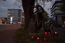 Conny Denkmal mit Gedenkkerzen