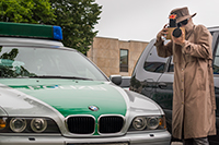 Schnüffler vor Polizeiauto