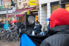 Demo wird von Riesenkamera überwacht