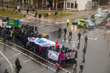 Riesentransparent über der Demo