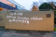 Graffiti an der Stadthalle "Göttinger Polizisten schützen die Faschisten"