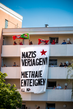 Transparent an der Route der Neonazis am 18.08